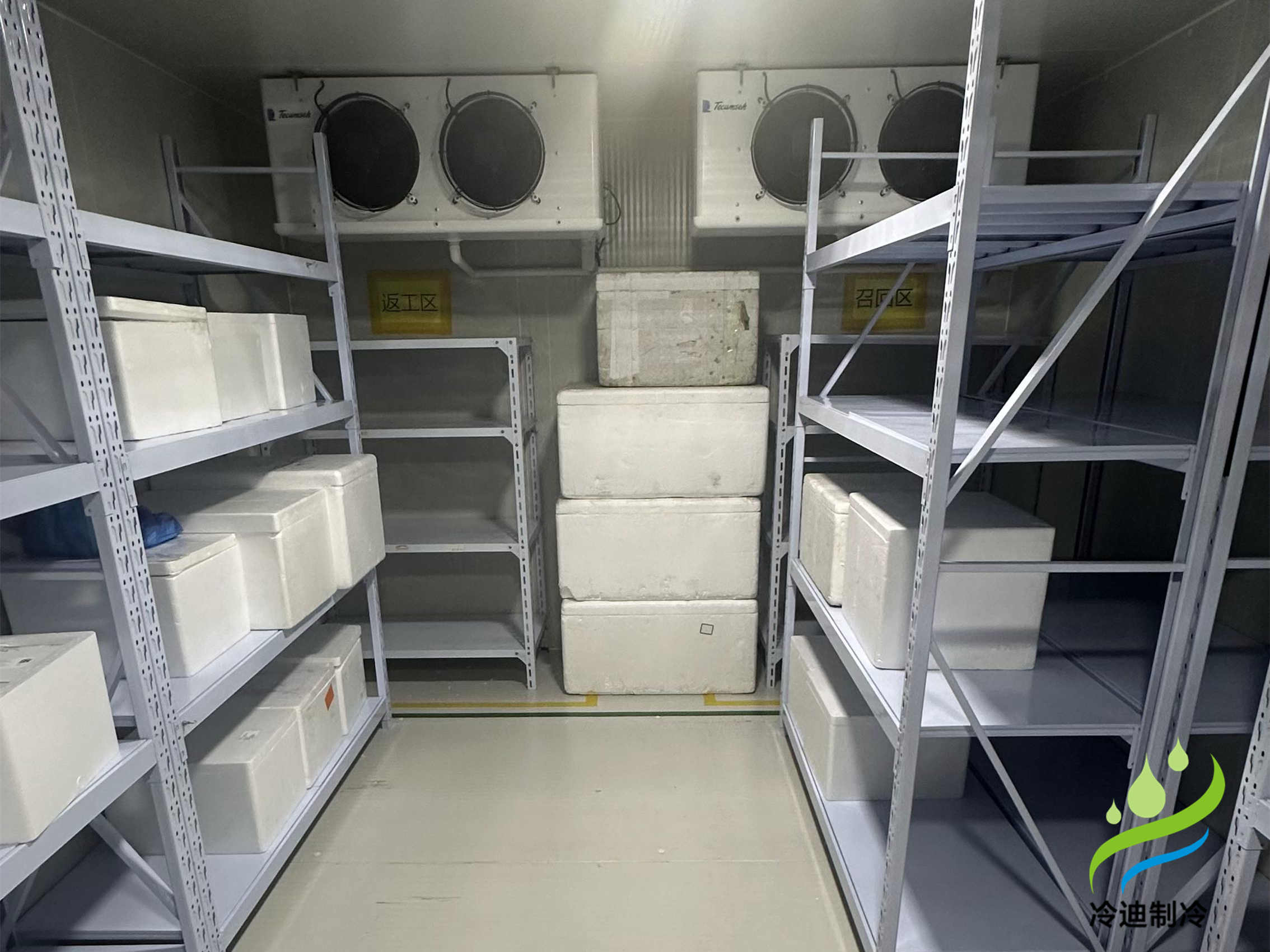 花3萬元可以建造20-30平方的果蔬保鮮冷庫，10-20平方的-18℃冷凍庫，10-30平方的食品恒溫冷庫，20立方標準醫藥冷庫。配置采用六面體設計，聚氨酯保溫板搭建庫體，內置吊頂式冷風機，搭配艾默生谷輪機組，新亞洲智能節能電控箱，手動半埋門，搭配風幕機，此類配置是比較常見，也是較為穩定的，小型冷庫可以訂制移動款，集裝箱或活動式，全國乃至國外均可發貨。